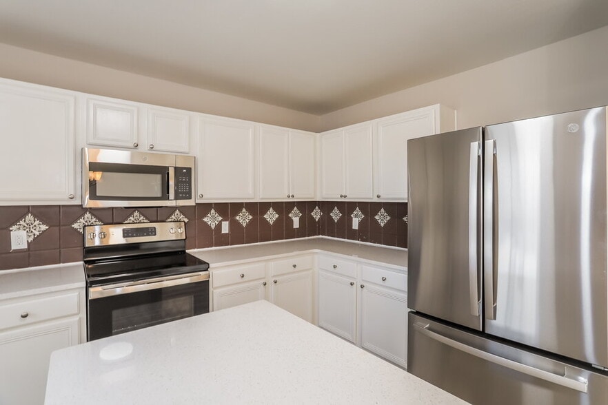 Building Photo - 628 Rockbrook Dr