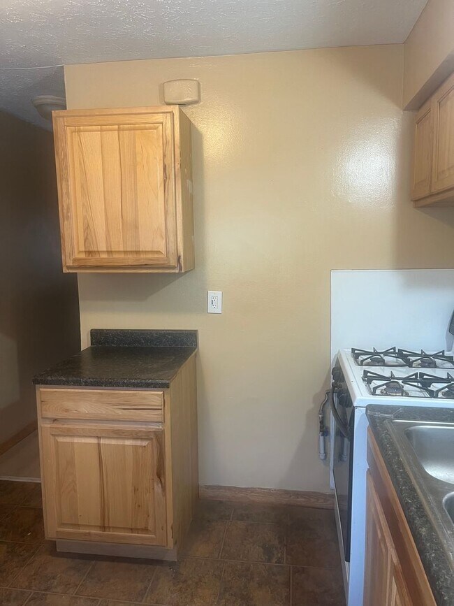 Building Photo - 2 Bedroom Townhome - Bedford