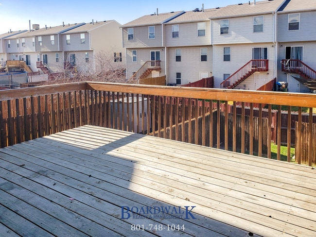 Building Photo - Incredible Townhome in WVC!
