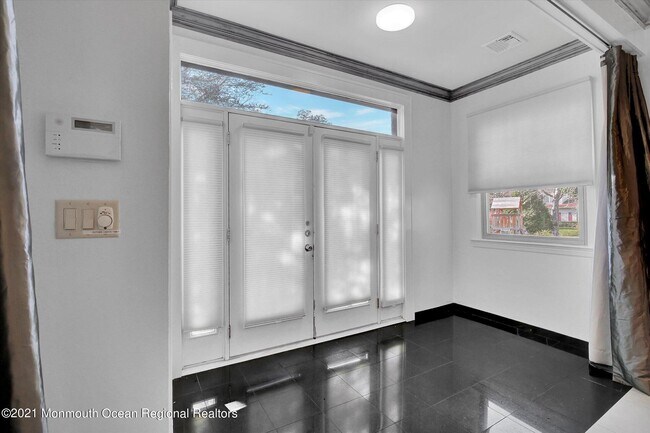 Building Photo - 589 Westwood Ave