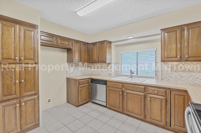 Building Photo - Charming 3-Bedroom Home Just Minutes from ...