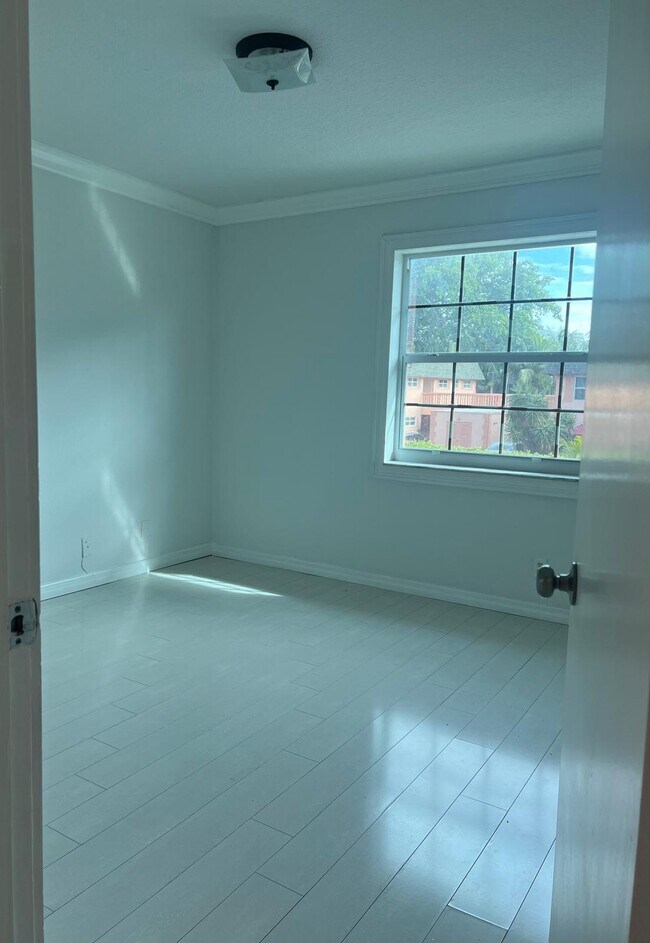 Building Photo - 708 SE 2nd Ave