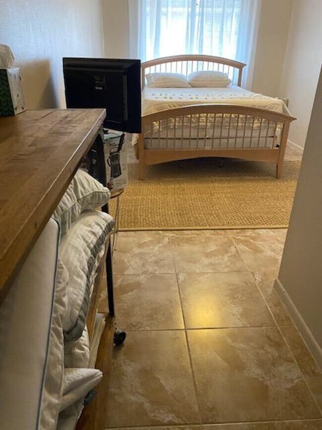 Building Photo - 1/1 PARTLY FURNISHED CONDO UNIT AVAILABLE FALL 2026