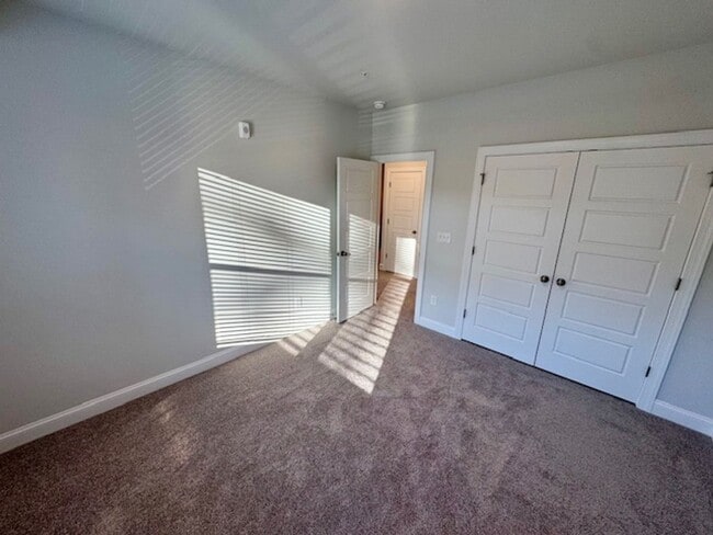 Building Photo - Modern Elegance in Prime North Raleigh!