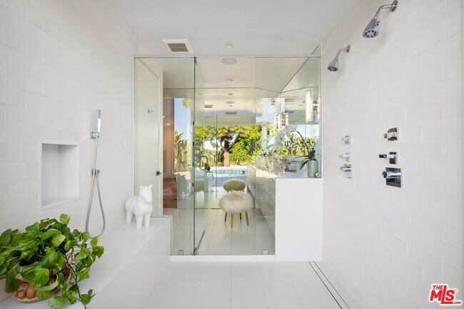 Building Photo - 2652 Byron Pl