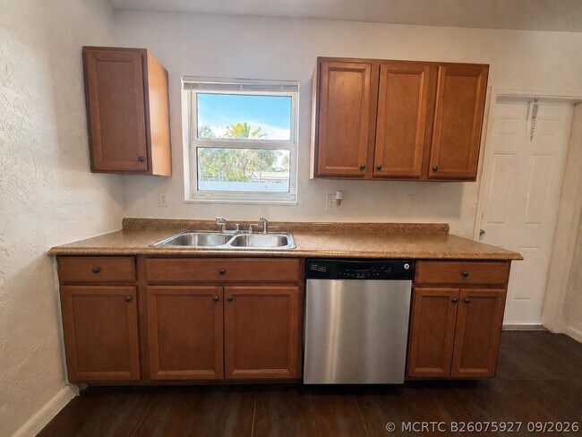 Building Photo - 1642 NW 13th Ct