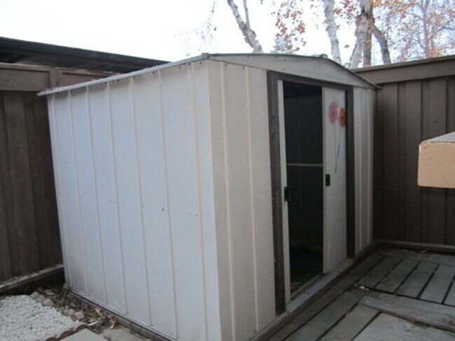 Building Photo - 2400 Shadow Ln