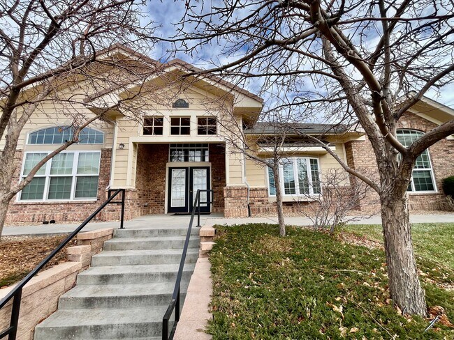 Building Photo - Very nice 2 bed 2 full bath on top floor n...