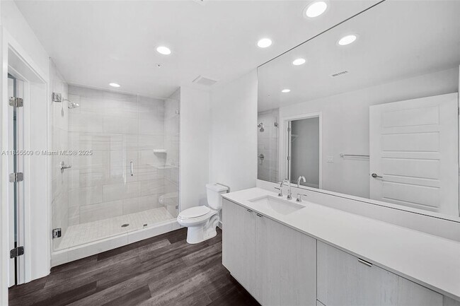Building Photo - 555 NE 8th St