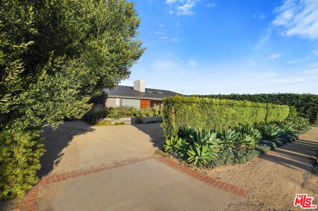 Building Photo - 30479 Morning View Dr