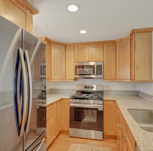 Building Photo - 2191 Canyon Dr