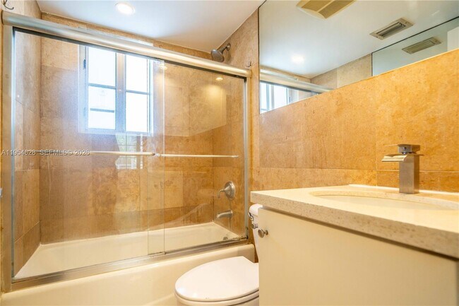 Building Photo - 2425 Flamingo Pl