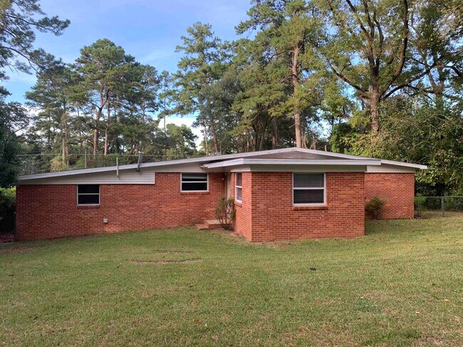 Building Photo - 1915 Sunset Ln