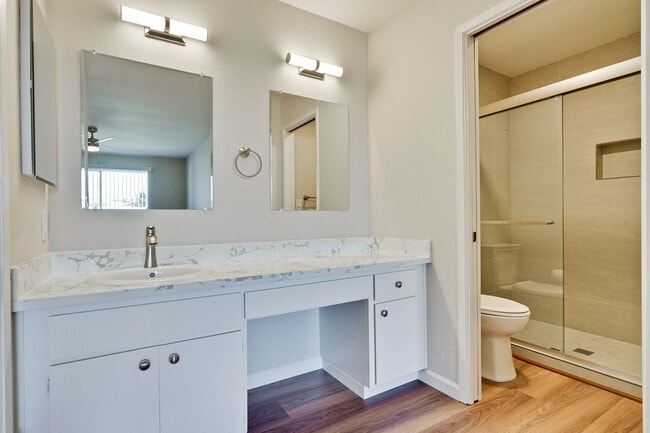 Building Photo - Newly Remodeled 3BR, 2BA, 1,117sf Duplex w...