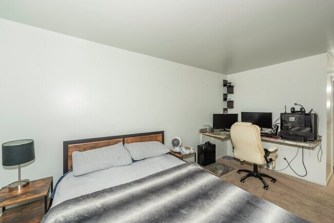 Building Photo - 9601 Bayview Dr