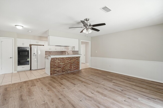 Building Photo - 2119 Williamsburg Ct S