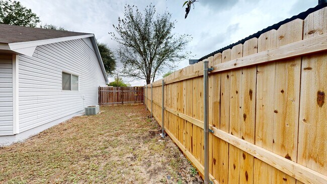 Building Photo - 2208 Cooke Dr