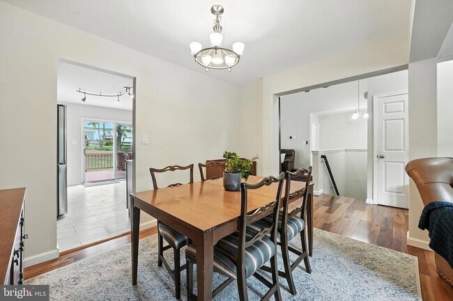 Building Photo - 9571 Basilwood Dr