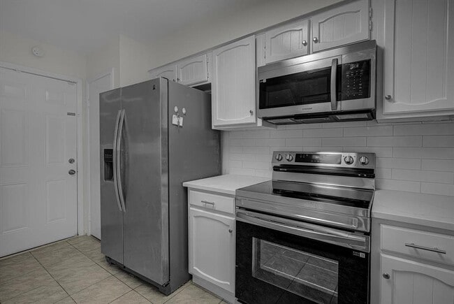 Building Photo - 13975 Hollowgreen Dr