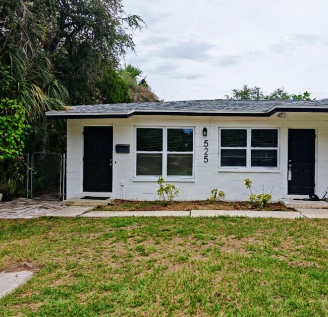 Primary Photo - Charming 2-Bedroom Duplex Near Fossil Park...