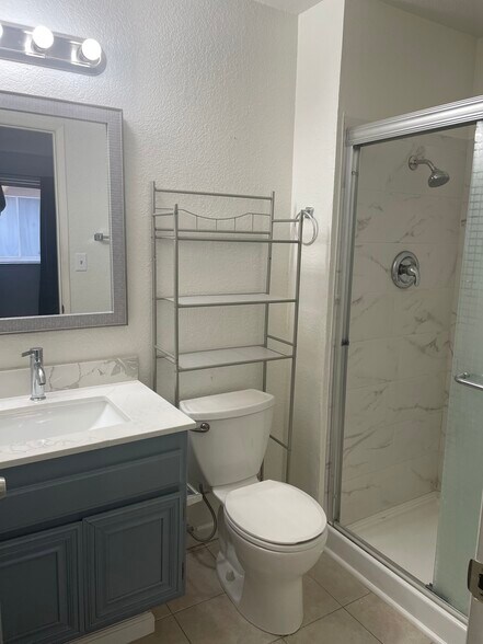 Master bathroom - 2595 El Portal Dr