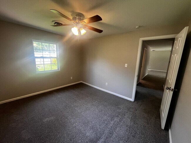 Building Photo - Freshly updated home with privacy fence in...