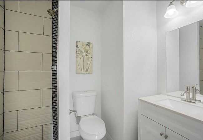 Building Photo - Fully Renovated Park Hill Townhome - 5 Bedrooms!