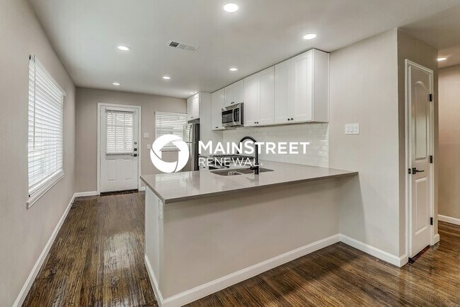 Building Photo - 3 Bedroom Pet-Friendly Home in DALLAS, TX with Main Street Renewal