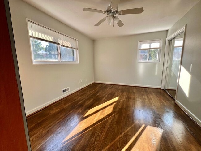 Building Photo - Beautiful 4 BR + den 2 FB home in corner lot!