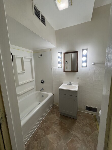 Building Photo - 812 W Main St