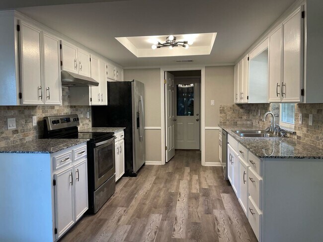 Building Photo - Fantastic 3 Bedroom