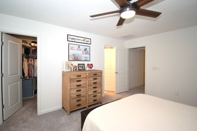 Building Photo - Spacious 3-bedroom, 2.5-bath townhome