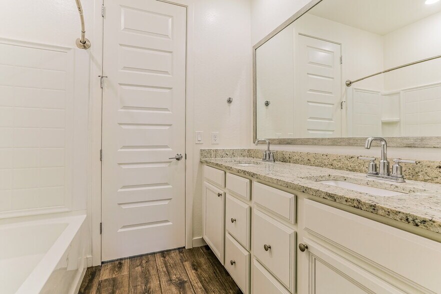 Building Photo - 289 W Tamarack Dr