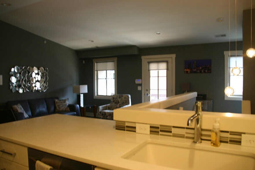 Building Photo - 2036 Celadon Dr NE