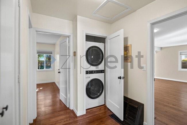 Building Photo - 319 Iris Way