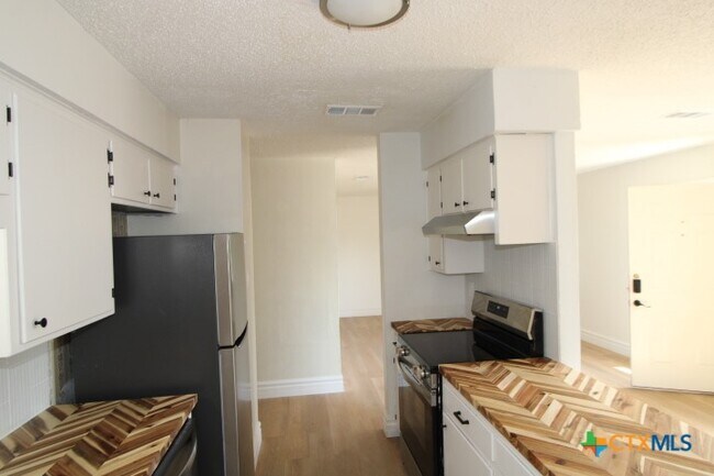 Building Photo - 604 Traci Dr
