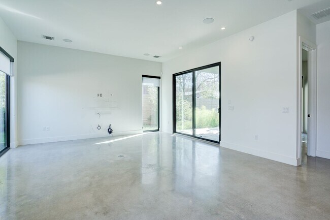 Building Photo - Spacious 3-Bedroom, 2.5-Bath Contemporary ...