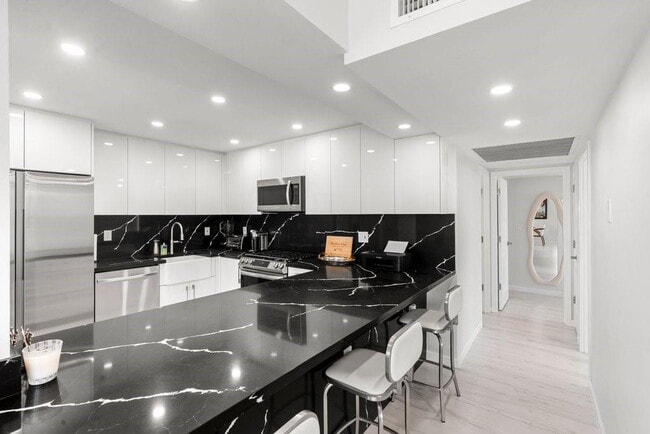 Building Photo - 2030 S Ocean Dr