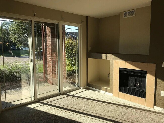 Building Photo - Beautiful 2 Bed, 2 Bath Condo in Great Location!