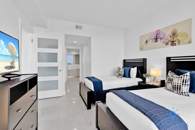 Building Photo - 2602 E Hallandale Beach Blvd