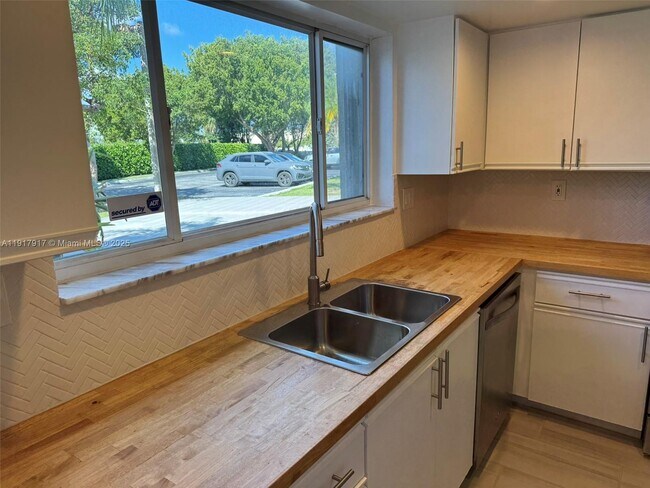 Building Photo - 16226 SW 92nd Ave