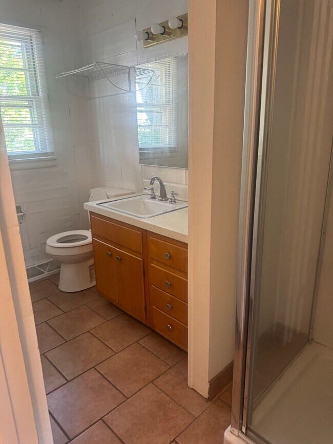 Building Photo - 5 BED / 2 BA home right next to Memorial S...