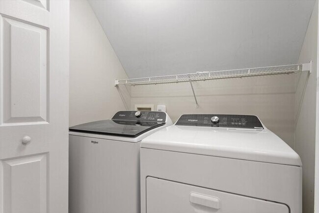 Building Photo - Spacious 4 Bedroom Raleigh Home - Fenced i...