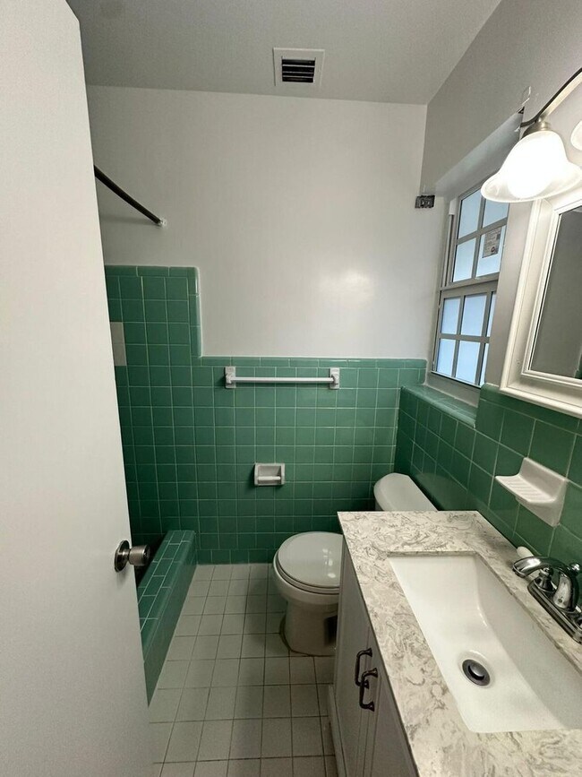 Building Photo - 104 NE 16th Ave