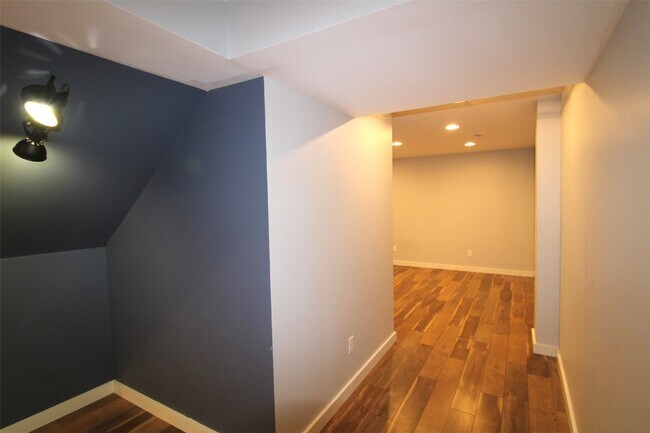 Building Photo - 221 Pecan Bluffs Dr