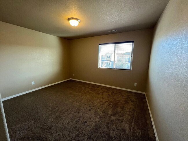 Building Photo - *COMING SOON* 3 Bedroom near Carson and Pe...