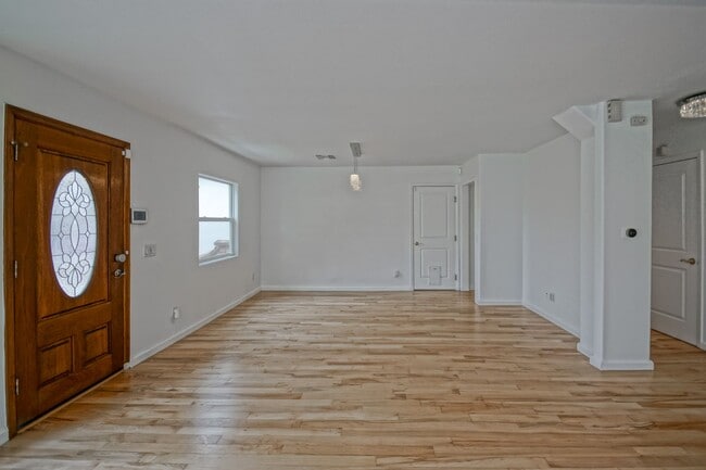 Building Photo - REMODELED, BRIGHT & SPACIOUS, 2-STORY HOME...