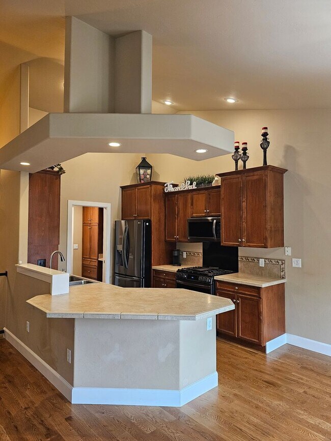 Building Photo - Townhouse located near Canyon Rim Parkway ...