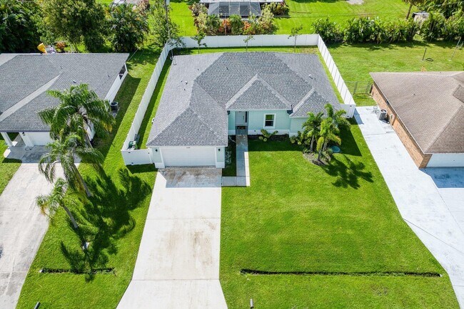 Building Photo - 1150 SE Sabina Ln