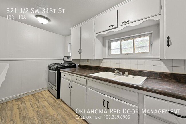 Building Photo - 821 1/2 SW 31St St-